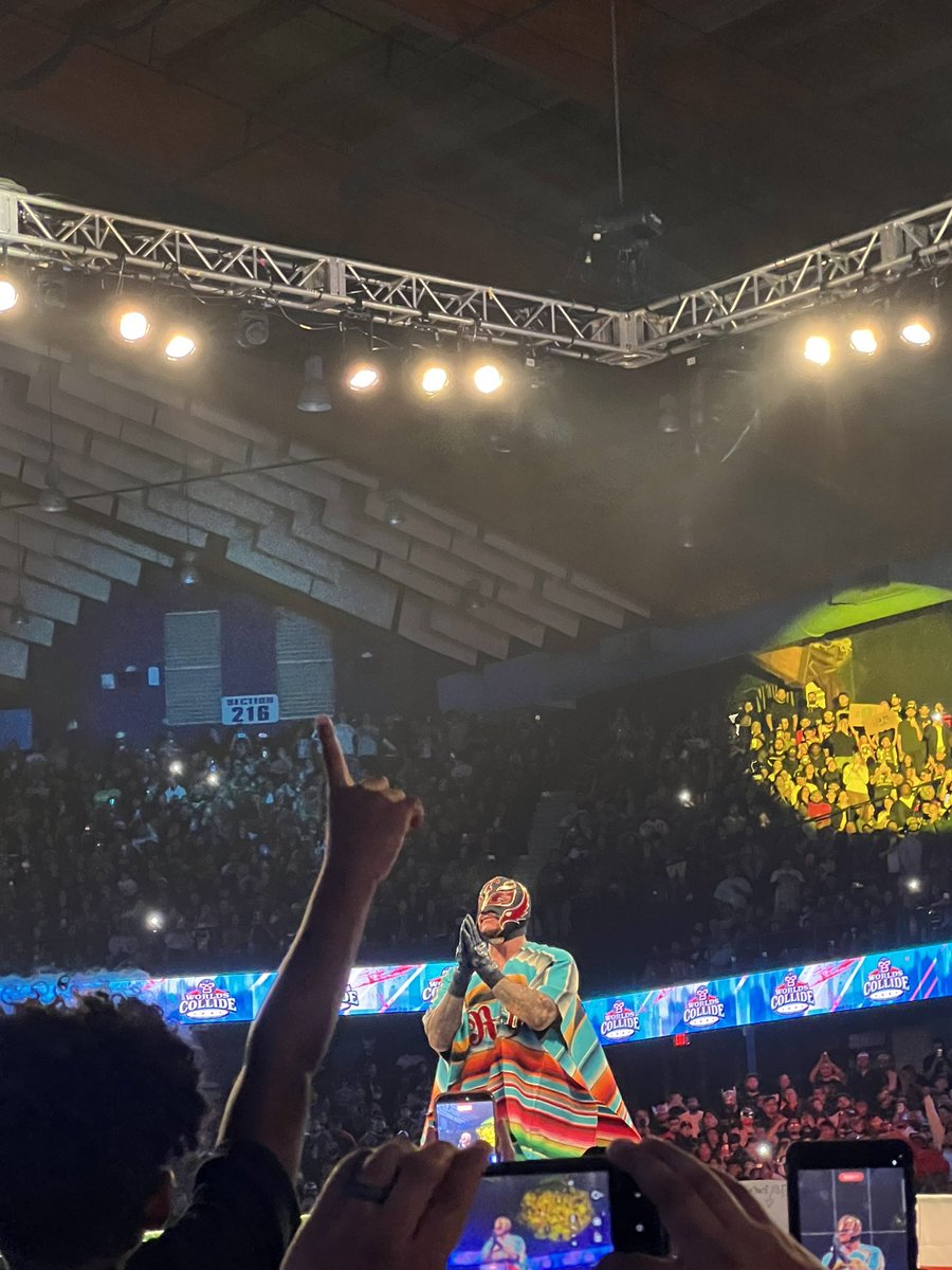 LobCityGimmick's tweet photo. Will always appreciate seeing the GOAT live 🐐

Can’t wait till yall watch the phenomenal performance he put up

#AAAWorldsCollide https://t.co/dYe9TBUHKk