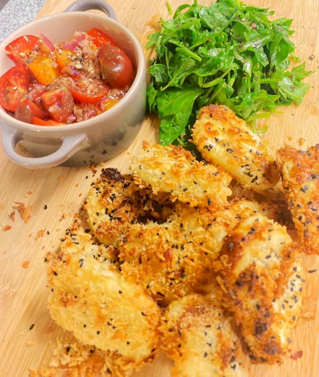 Simon_SoupPro's tweet photo. Tonights supper of #HomeMade crispy panko halloumi bites! Made these in the air-fryer & served with a a fresh tomato & arugula salad! 🐑🧀🍅🥬 #HomeCook #Foodie #Cooking #Squeaky #Cheese https://t.co/B3Rz04dX9L