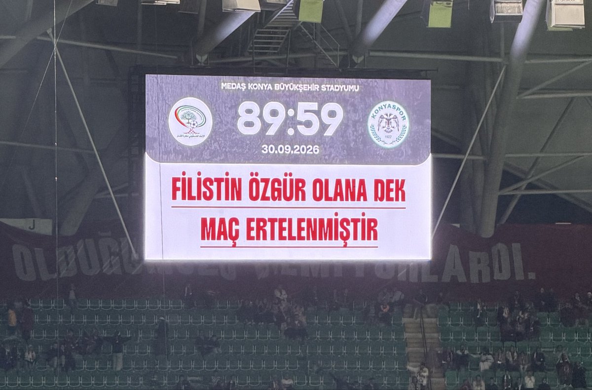 doganburak29's tweet photo. Konyaspor - Filistin Milli Takımı arasında gerçekleşen maç çok güzeldi.

Maçın 10. dakika 14. saniyesinde futbolcular oyunu durdurdu. Çünkü Filistin'de hayatını kaybeden sporcuların sayısının 1014

Sahaya oyuncaklar atılması.

Reklam panolarındaki yazılar.

Maçın 89.59'da durması..

Sahada kardeşlik kazandı. 

Tebrikler @tahaayhan