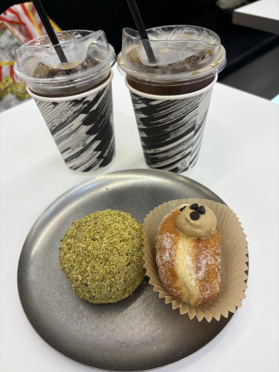 mikiConcierge's tweet photo. 「痩せたいなら、あれもダメ。これもダメ。」
そうやって食べられるものを減らしていくと、 いつの間にか
「健康のために生きてるのか」 「食べるために生きてるのか」
わからなくなることがある。

私は、あんバターも餃子も食べたい。

ただ、 “好きなものを好きなだけ” ではなく、
好きなものを楽しみながら、
 普段の食事で整える。

そのくらいがちょうどいい。

健康って、 我慢できた量を競うものじゃないと思う。