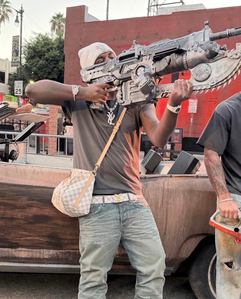 cxmmunity's tweet photo. Xbox took over LA for the launch of Gears of War: E-Day.

Ken Carson pulled up and picked up the Prototype Lancer. https://t.co/7QnIrpeZdB