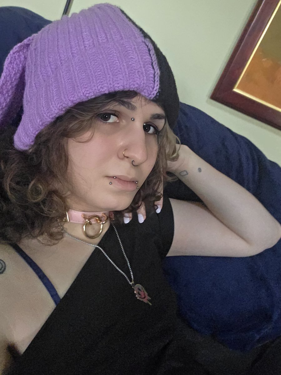 MaddyAve's tweet photo. My therapist told me people are probably staring in casual settings because I'm always "dressed up"

Is that actually a thing that happens??  

#mtf https://t.co/IUvpj8li6F