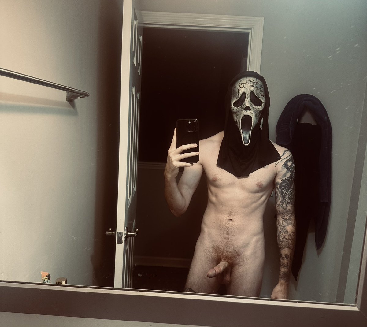 Derektheking777's tweet photo. I heard its spooky season…whats your favorite scary movie? #spookyseason #booktok #ghostface #onlyfans https://t.co/atiSBBni5N