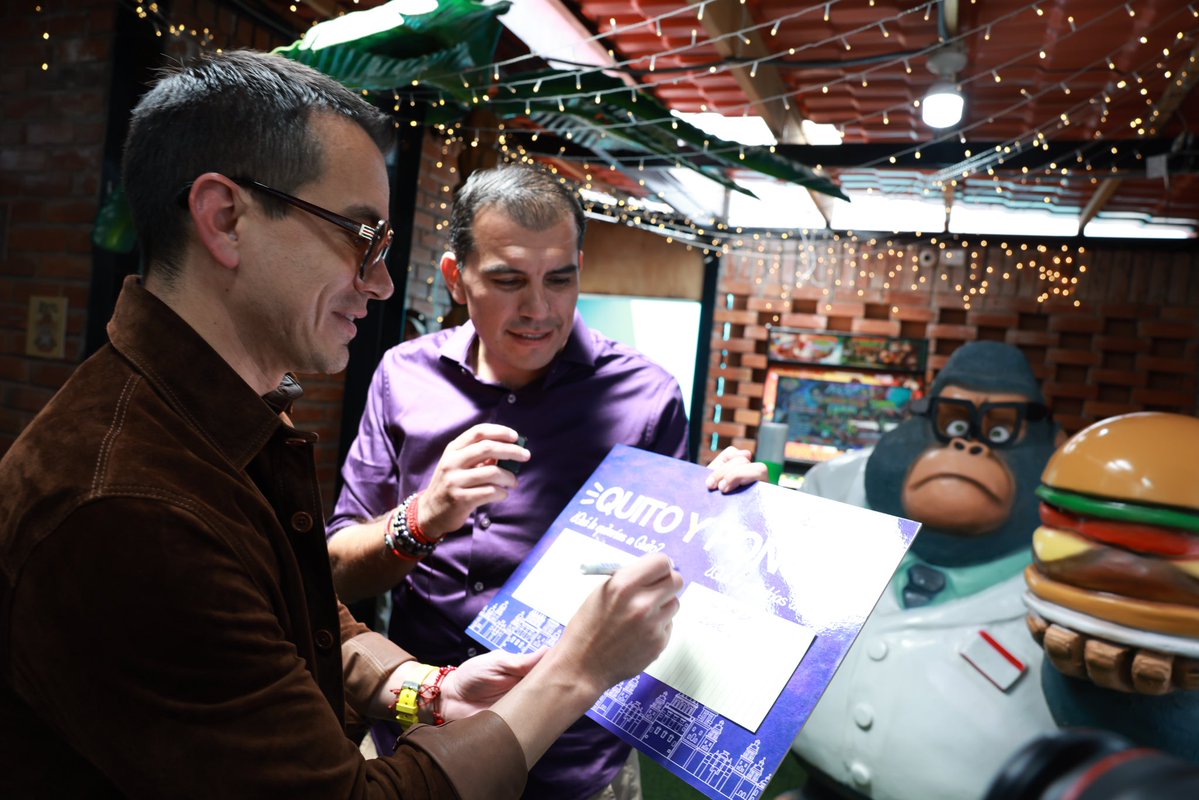 HaroldBurbanoOk's tweet photo. Hoy compartimos un almuerzo con el presidente @DanielNoboaOk , conversando sobre Quito y los desafíos que tenemos por delante.

También le propusimos participar en “Quito y Pongo”: quitar lo que ya no queremos de nuestra ciudad y poner aquello que queremos construir juntos.

Escuchar, conversar y pensar en Quito siempre será un buen punto de partida.

#QuitoyPongo #HaroldBurbano #Ecuador