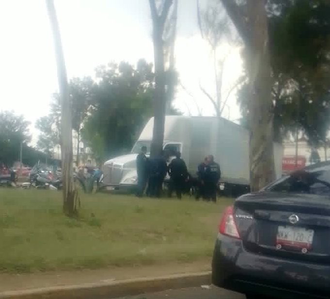 MrElDiablo8's tweet photo. Muere motero tras accidente en el que está involucrado un tráiler en la Av. José Loreto Fabela, en la col. San Juan de Aragón, @TuAlcaldiaGAM. 

QEPD https://t.co/ZQKH7aH1JI