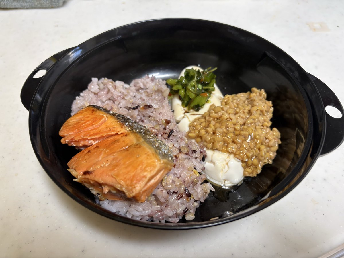 HAKATA0205's tweet photo. 朝ごはん。
納豆
雑穀米
豆腐
山葵のつけもの
鮭

#ダイエット飯
#ダイエット
#リバウンド
#痩せたい https://t.co/QJdOQ11oBL