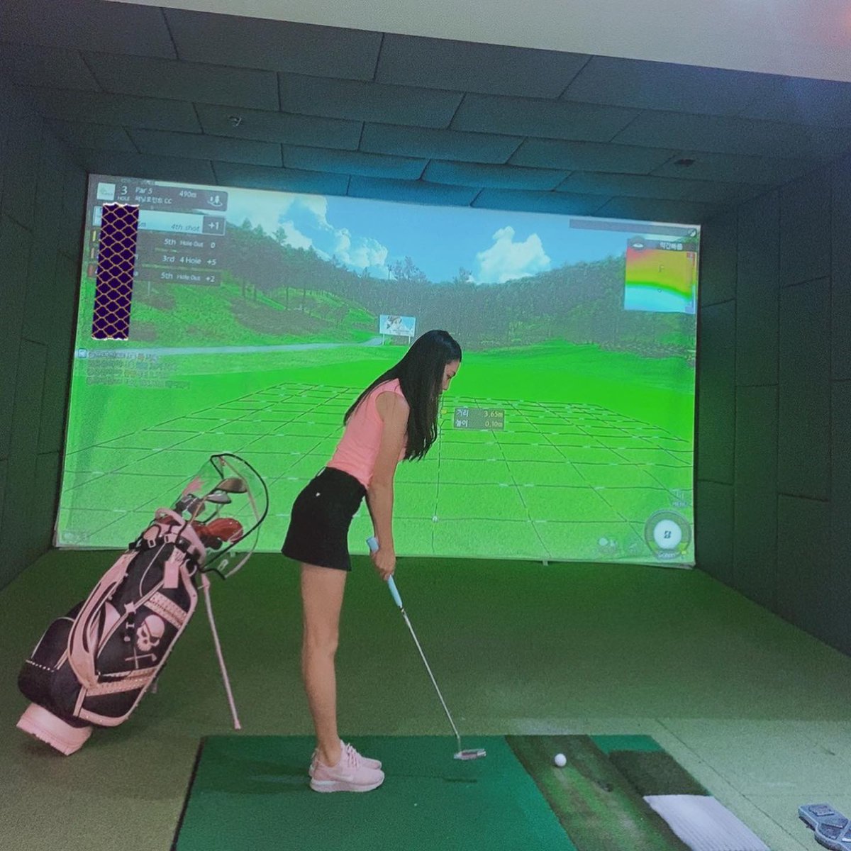 AlySinclair11's tweet photo. Hangout with Ah-young at Gold Lady Golf 🏌️‍♀️✨ The girls here are all so incredibly sweet! Haven’t played simulator golf in forever had the absolute best time~ 🤍
Def putting the pink golf balls unnie gifted me to good use 🥰 We even have matching golf bags!👯‍♀️ https://t.co/eoFSaas4Pz