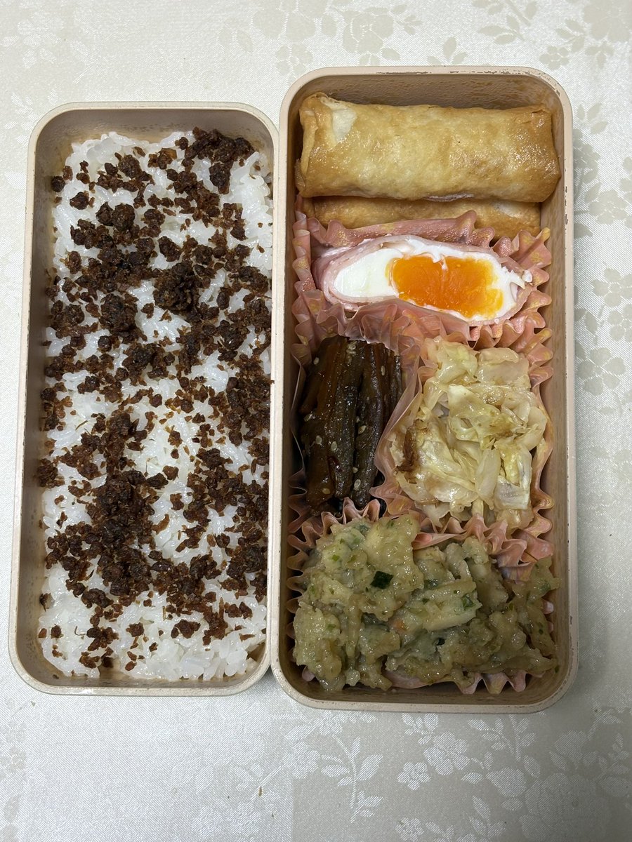 kota_DMER's tweet photo. 今日のお弁当🍱
春巻き、ハムエッグ、おかずごぼう、キャベツのだしおかか和え、イカとアオサのかき揚げの煮物、牛そぼろ
#お弁当
#お弁当記録 https://t.co/WqSYLVP80g