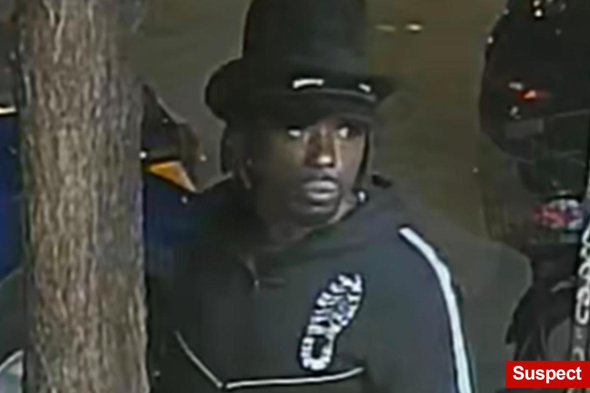 nypost's tweet photo. Maniac in a black top hat stabs 3 after food fight at NYC intersection: cops, sources https://t.co/LDGVqNp2gf https://t.co/hNUexmToAA