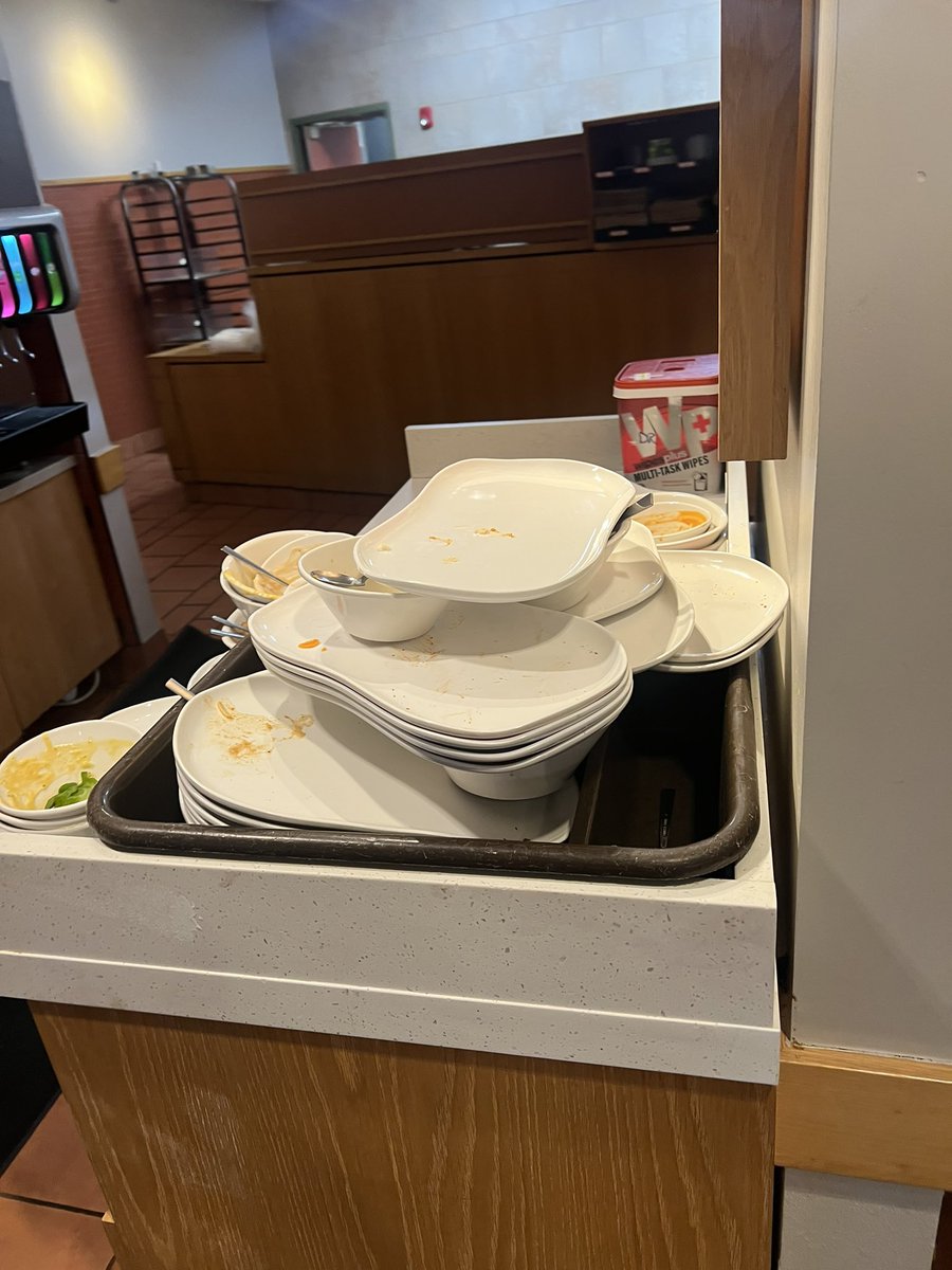 Deadeye82's tweet photo. @panerabread has some issues for sure.  We are one table of two in the entire store and the place is gross https://t.co/aUEeFVUkwz