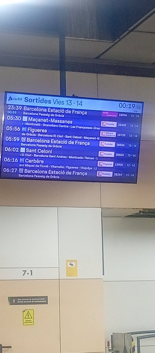 CanetEsther's tweet photo. @rodalies @rod2nordcat el tren de les 00:01 direcció Granollers centre ha desaparegut màgicament de la pantalla i aquí ningu ens informa de res. Portem esperant més d'una hora. L abandonament cap als usuaris fa feredat! https://t.co/vRYKiln3jT