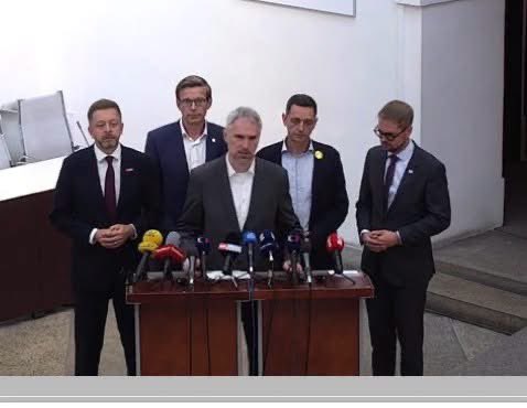 VidlakovyKydy's tweet photo. Pět zoufalých... 

Ukradeno u Jendy Kropáče https://t.co/4Kl02QmlZm