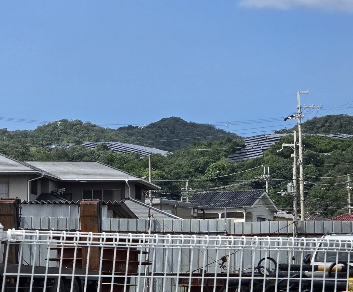 shuta_wakayama's tweet photo. 「無関心が原因？」
山に並べられたソーラーパネル。
メガソーラーの建設反対は各地で起きていますが、
建設前に知っていた人はどれくらいいるでしょうか。
#ソーラーパネル
#佐藤しゅうた 
#現場監督
#和歌山市政改革委員 https://t.co/2hKIcX9IZB