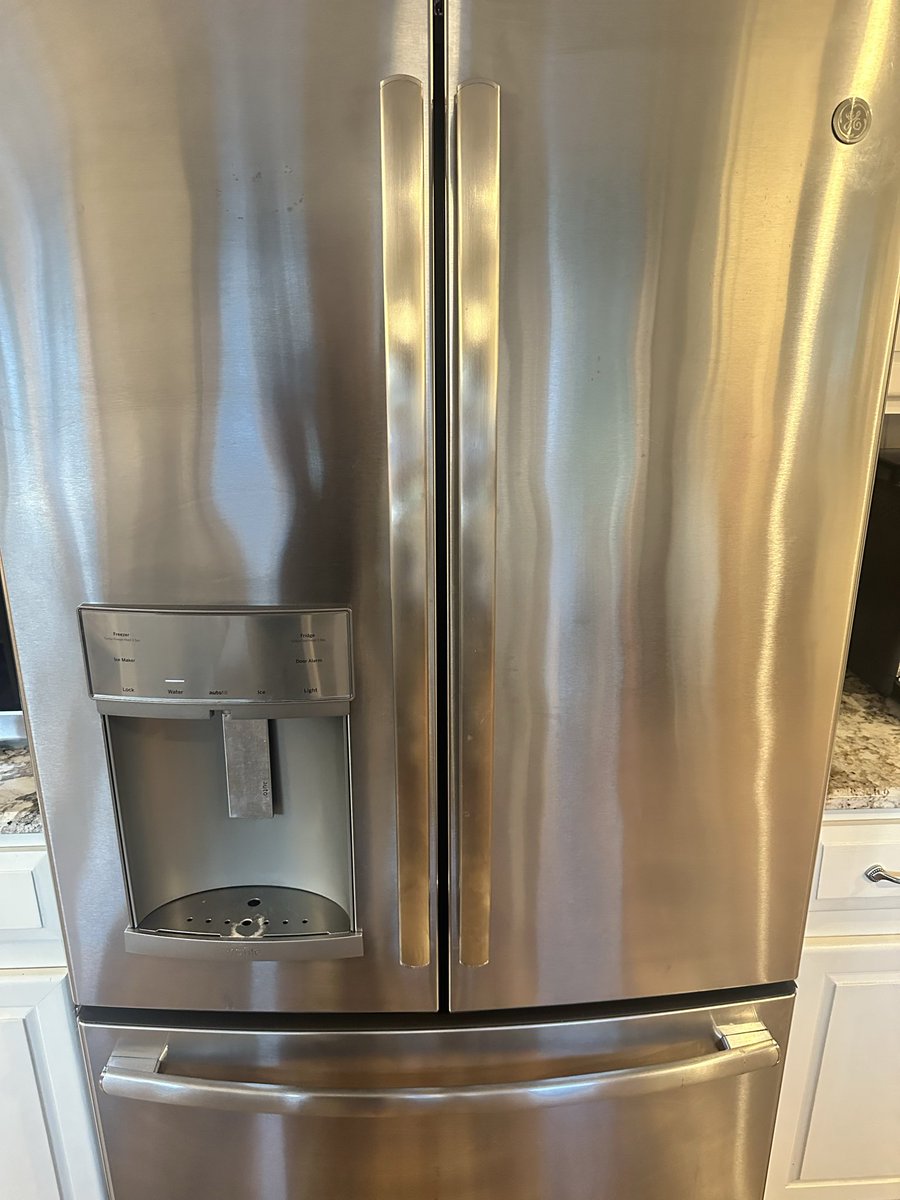 spifftoshi's tweet photo. @GE_Appliances @ARmastrangelo This is crazy - looks like I have the exact same fridge also from 2020 and it randomly blows off loud humming/grinding noise for anywhere from 20-60 seconds so I can only imagine it’s on its way out.  Also have a classic white fridge in my garage from early 2000s running strong. https://t.co/hpv5CbQoFv