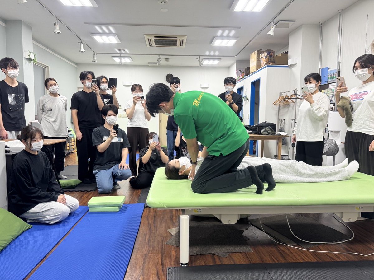 rehamano2020's tweet photo. 昨日は若手コース　徒手誘導による寝返り動作について

今回から本題の基本動作に入りました😄

寝返りにおける構成要素を整理し、実技を今回は横戸君が提示してくれました😁

みんな必死になって、実技を習得しようと真剣な所と時折爆笑がある楽しい会になりました⤴️

次回は道具を使った寝返りです😆 https://t.co/3duIKH5aYc