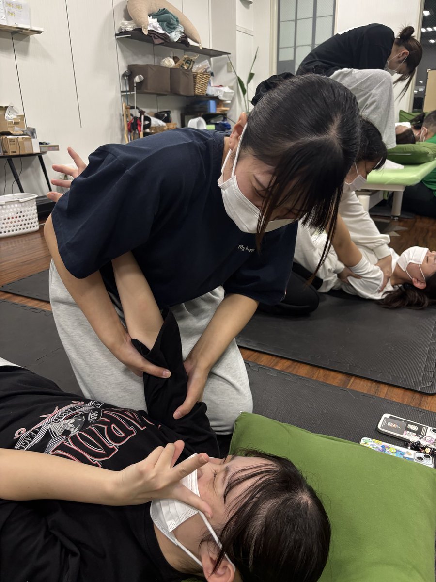 rehamano2020's tweet photo. 昨日は若手コース　徒手誘導による寝返り動作について

今回から本題の基本動作に入りました😄

寝返りにおける構成要素を整理し、実技を今回は横戸君が提示してくれました😁

みんな必死になって、実技を習得しようと真剣な所と時折爆笑がある楽しい会になりました⤴️

次回は道具を使った寝返りです😆 https://t.co/3duIKH5aYc