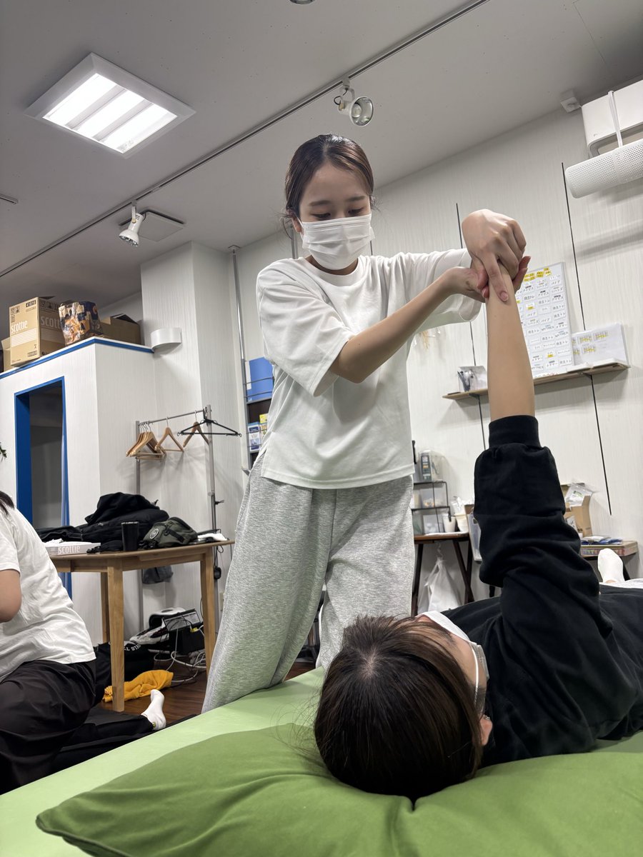 rehamano2020's tweet photo. 昨日は若手コース　徒手誘導による寝返り動作について

今回から本題の基本動作に入りました😄

寝返りにおける構成要素を整理し、実技を今回は横戸君が提示してくれました😁

みんな必死になって、実技を習得しようと真剣な所と時折爆笑がある楽しい会になりました⤴️

次回は道具を使った寝返りです😆 https://t.co/3duIKH5aYc