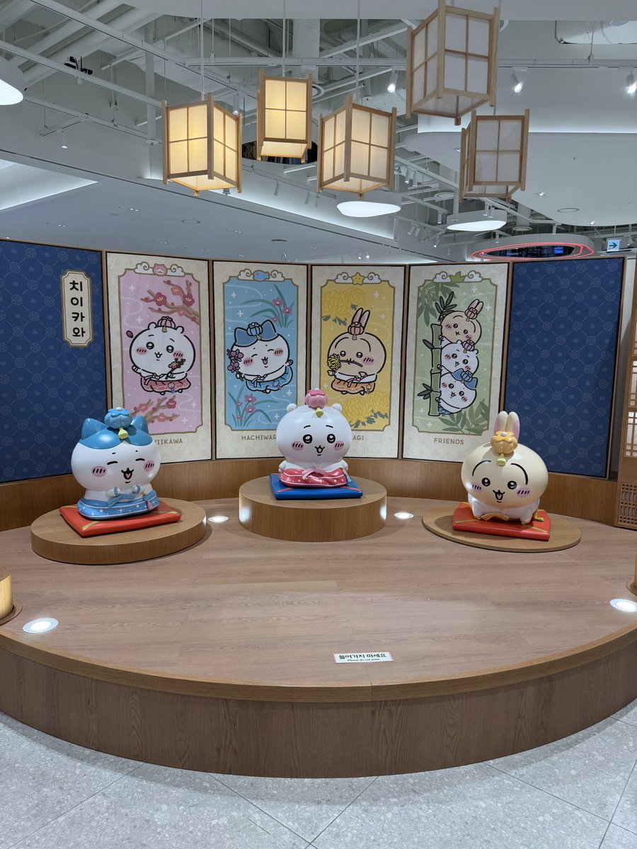 yumi__pop's tweet photo. 韓国のちいかわショップ、待ち時間が凄いことになっているみたいね...
1ヶ月前に行ったときは整理券はなく、オープン時間に到着して10分くらい待ったら入れました(韓国限定ぬいは売り切れだった) https://t.co/eLHacGaHul