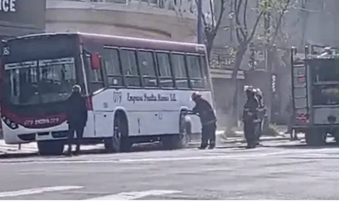 evayala's tweet photo. ¿Cuántos episodios más tienen que ocurrir para que el Municipio actúe?

Hoy volvió a pasar. Un colectivo tuvo una falla en los frenos en plena avenida Luro. Uno de sus neumáticos se recalentó y tuvo que intervenir una dotación de bomberos.

No es un episodio aislado. En los últimos meses vimos ruedas desprendidas, fallas de dirección, roturas de ejes, problemas de frenos y una tragedia que terminó con la vida de Guadalupe Merlos.

Y hay una decisión del gobierno municipal. Neme prorrogó la vida útil de unidades que ya habían alcanzado la antigüedad prevista.

Por eso venimos reclamando una nueva VTV para el 100% de los colectivos de Mar del Plata: obligatoria, inmediata y monitoreada, con participación de la Facultad de Ingeniería, el Colegio de Ingenieros y docentes de SMATA.

No queremos explicaciones después de cada episodio. Queremos una respuesta antes del próximo.

El intendente tiene que hacerse cargo de la decisión que tomó y garantizar que cada colectivo que sale a la calle esté en condiciones seguras de circular.

La seguridad de los marplatenses no puede depender de la suerte.