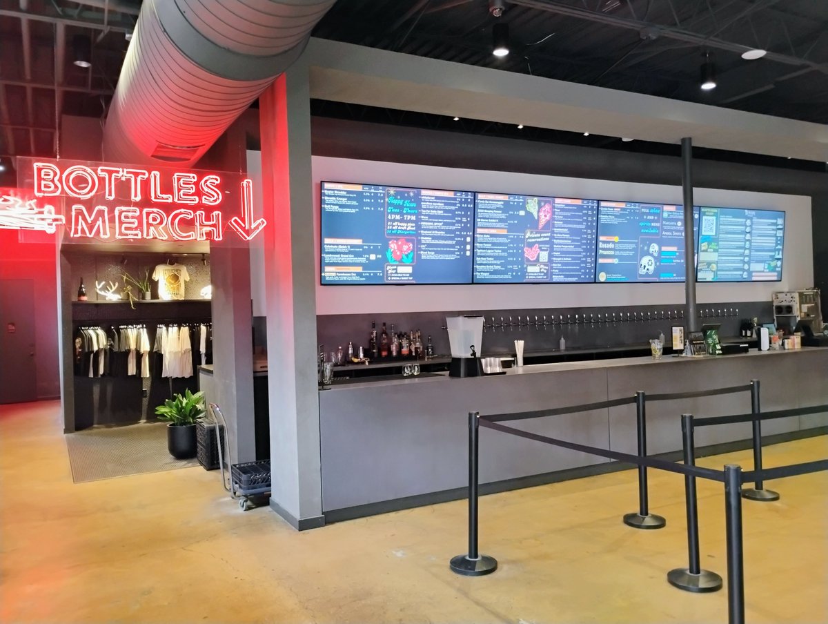 BeerSnobSean's tweet photo. A 1st visit to @theveilbrewing in Richmond, Virginia. A pour of #whiteferrari, a soft and creamy hazy IPA. Had a #remedyburger for lunch. #richmondbeer #virginiabeer #beer @MikeSlomba @DrGoodBeer @scottvillers https://t.co/Z6QSjQIbEC