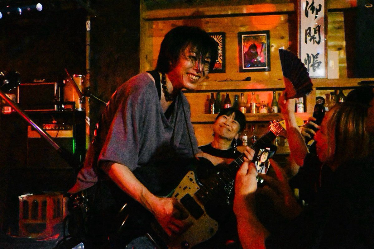 bEERPiGs_Dr's tweet photo. 富山ん時 酸欠になってボコられる前の塾長✨
はじめて塾長のLIVE みた時スゲーいいギター弾いてて、かっこええなーって思った矢先に、MCで噛んでたw
今、一緒に音出せてます
感謝！感謝！

10/3 土曜日
桑名Hero's
みなさん遊びに来てな！

桑名市江場775-1　
CoCo壱番屋となり
駐車場無料
よろしく👍 https://t.co/KeJ7T24rXE