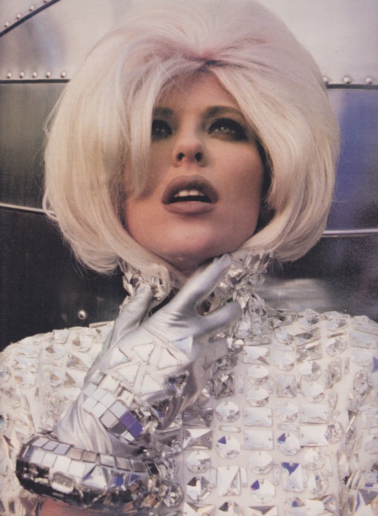 xe0_xeo's tweet photo. LA Style - Thierry Mugler (1990) https://t.co/aYzL6UxwPF