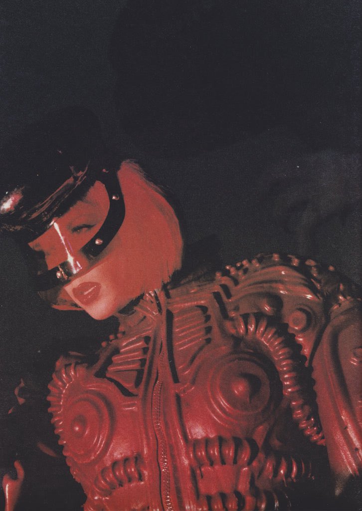 xe0_xeo's tweet photo. LA Style - Thierry Mugler (1990) https://t.co/aYzL6UxwPF