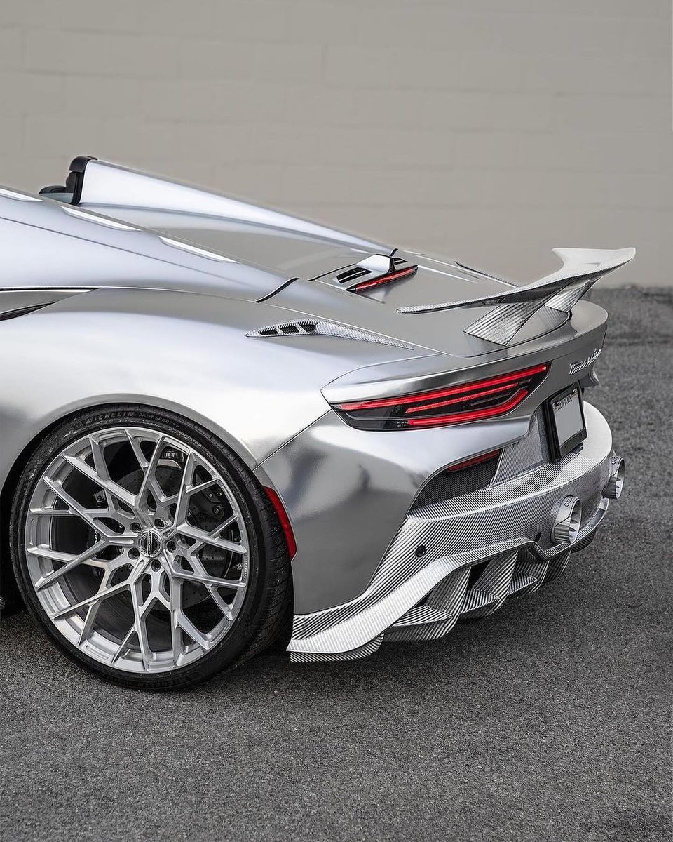 ApexDistrictX's tweet photo. All silver Maserati MC20! 🤯 Thoughts?! https://t.co/hsuVDQmzsG
