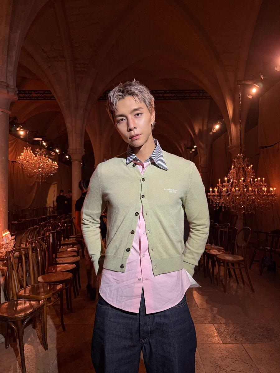 jsuhsource's tweet photo. 261001 - johnnyjsuh instagram update (1/3)

“green pink and jeans”

🔗 https://t.co/LtQwPs0TiQ

JOHNNY SUH AT PFW SS27
#AcneStudiosSS27xJohnnySuh
#AcneStudios
#JOHNNY
@acnestudios https://t.co/Ls34WaNKRF