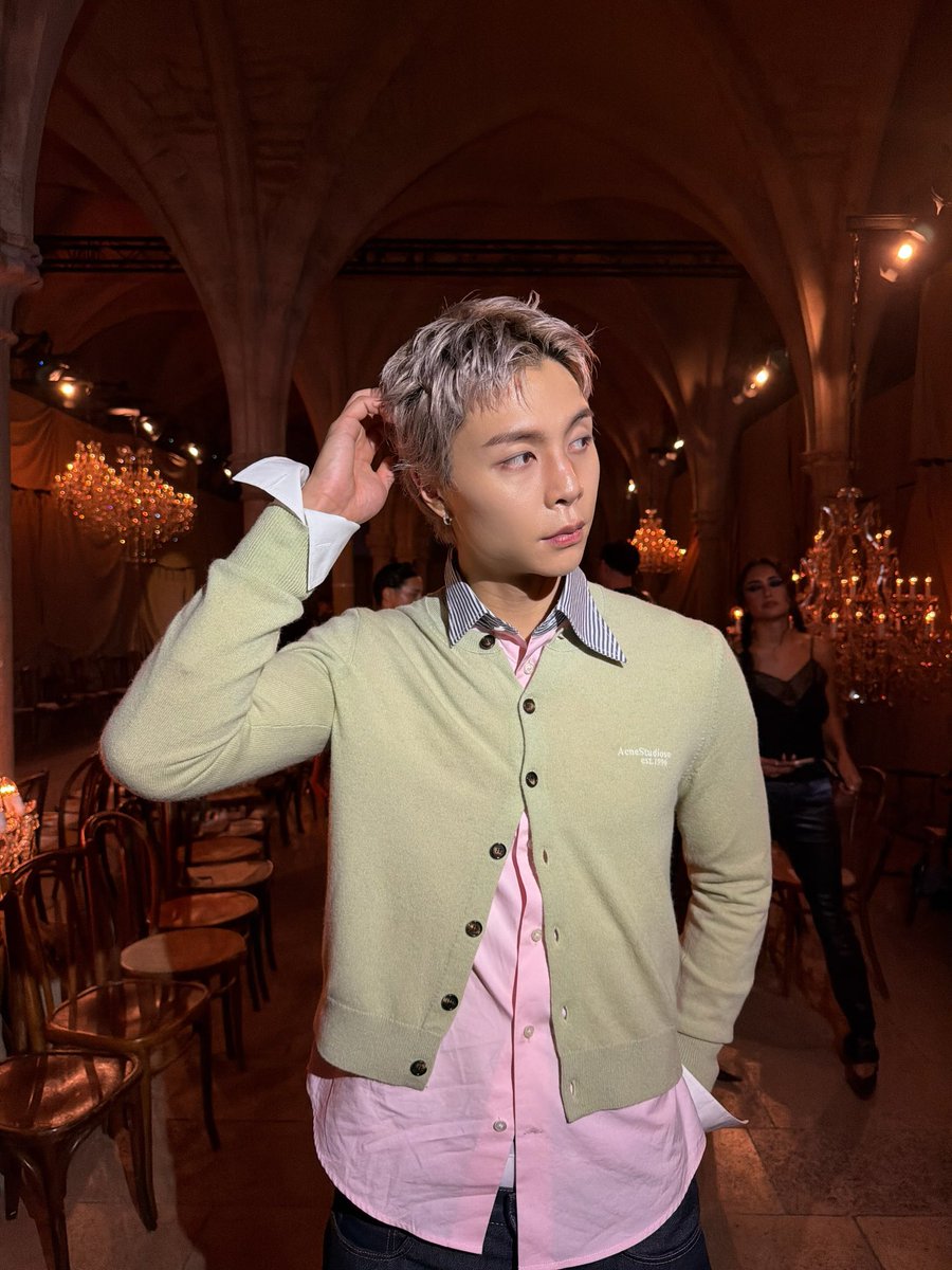 jsuhsource's tweet photo. 261001 - johnnyjsuh instagram update (1/3)

“green pink and jeans”

🔗 https://t.co/LtQwPs0TiQ

JOHNNY SUH AT PFW SS27
#AcneStudiosSS27xJohnnySuh
#AcneStudios
#JOHNNY
@acnestudios https://t.co/Ls34WaNKRF