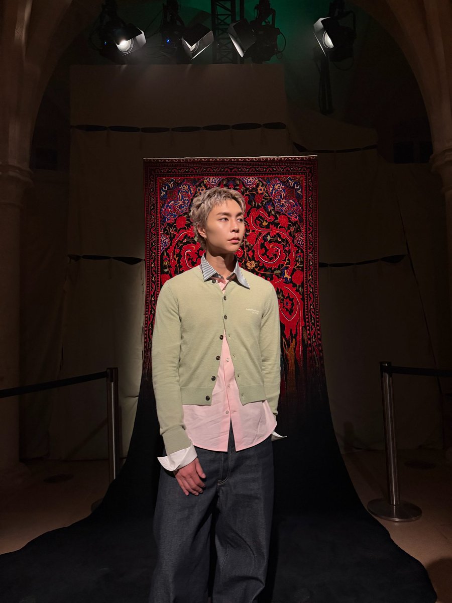 jsuhsource's tweet photo. 261001 - johnnyjsuh instagram update (1/3)

“green pink and jeans”

🔗 https://t.co/LtQwPs0TiQ

JOHNNY SUH AT PFW SS27
#AcneStudiosSS27xJohnnySuh
#AcneStudios
#JOHNNY
@acnestudios https://t.co/Ls34WaNKRF