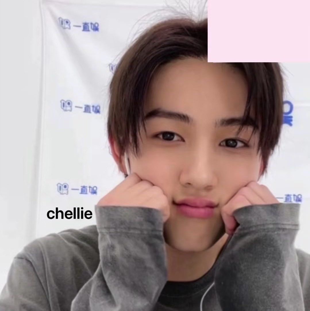 ihrteom's tweet photo. when your kpop boy is pretty like a girl https://t.co/utq2XTyfv7