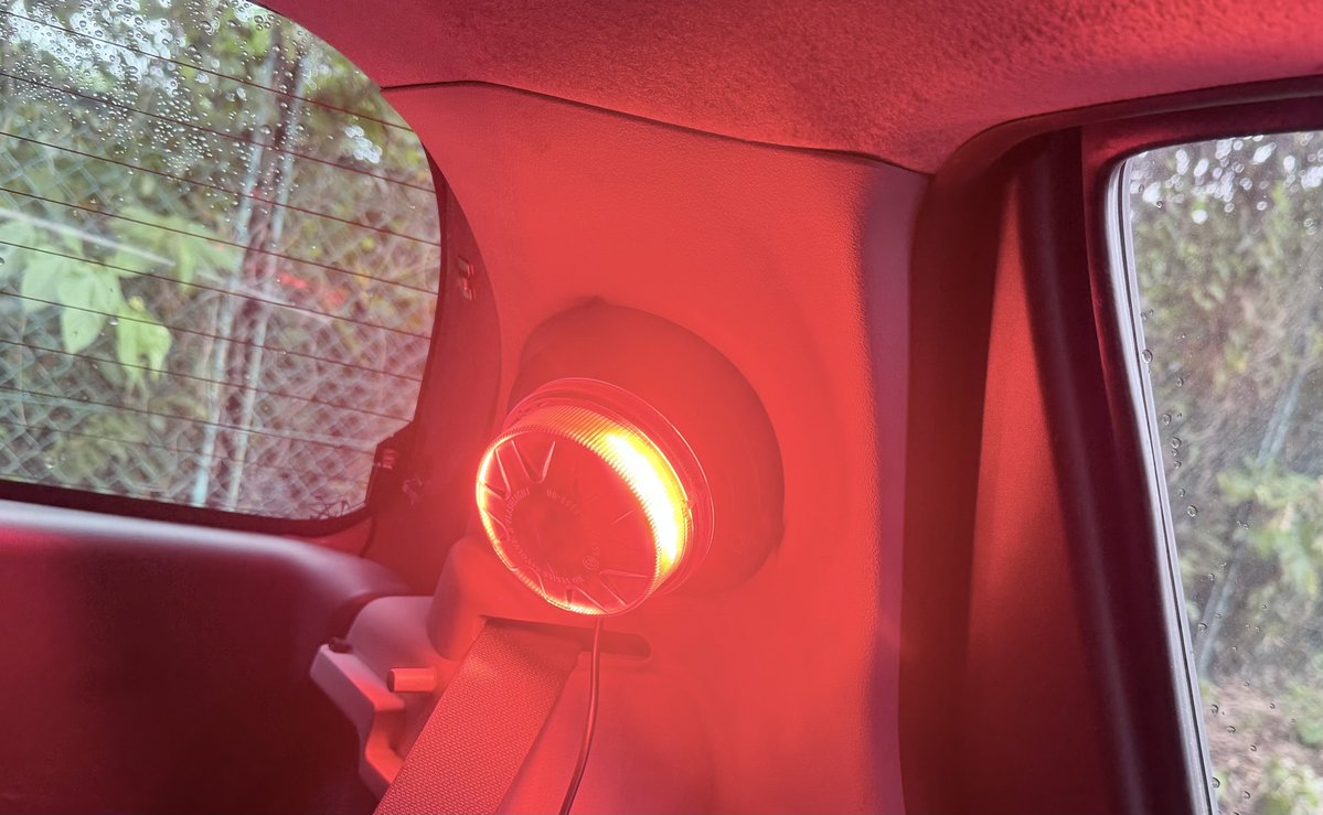 BabuMonster's tweet photo. LED発煙筒って使い回せるけど後続車とか周りにインパクト薄いやん(笑)

故障やら事故やら路肩止まる時に使うから３本積んでて、三角板と合わせて事足りるけど…

緊急時に周りに知らせる二事故防止の安全マージン欲しかったからLED非常信号灯買うて来たわ…

どこでもピッカピカやぞ(笑) https://t.co/aPBBV2E9BL