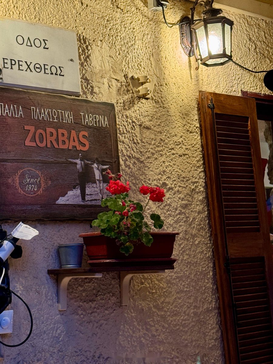 6ef8vrx278's tweet photo. Searching for the right vibe at the cozy café near the neighborhood! https://t.co/xNsoRh7zkO