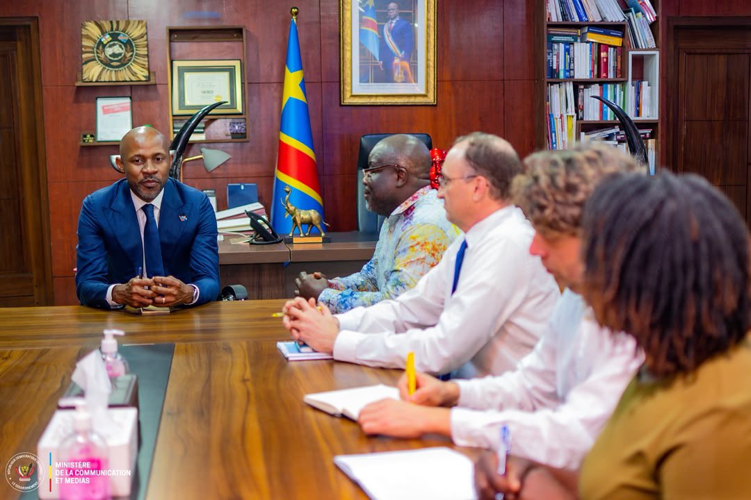 PatrickMuyaya's tweet photo. #RDC : « On est pas là pour jouer »
Le rapport qui détaille les horreurs du père, le #Rwanda et du fils, #M23 dans la course au pillage systémique de notre coltan à #Rubaya dans le #NordKivu et de notre or à #Lomera dans le #SudKivu.
Exécutions sommaires, tortures, détentions arbitraires, travail et recrutements forcés.
le rapport donne les détails notamment de l’exécution de 18 mineurs artisanaux.
Il dévoile aussi les circuits du pillage des minerais qui débouchent tous au #Rwanda avant de prendre d’autres destinations.
Dans mes échanges avec la délégation d’@amnesty, nous avons aussi discuté sur la nécessité de consolider les mécanismes juridictionnels, de renforcer la lutte contre l’impunité et d’obtenir une mobilisation internationale plus forte en faveur des victimes.
Les auteurs, commanditaires et complices de ces crimes doivent répondre de leurs actes devant la justice.
La paix durable ne saurait se construire sans justice pour les victimes.
#CongolaisTelema !!!!
#ToutPourLaPatrie !!!!
#BendeleEkweyaTe 🇨🇩🇨🇩🇨🇩 !!!!
