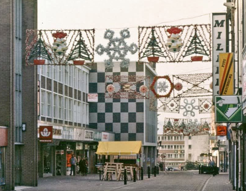 motelcrossroads's tweet photo. That time of year where we have our annual appreciation of the Irvine Martin Christmas lights. This picture posted on a Woolworth page, glorious. https://t.co/jV2GMvRy1p