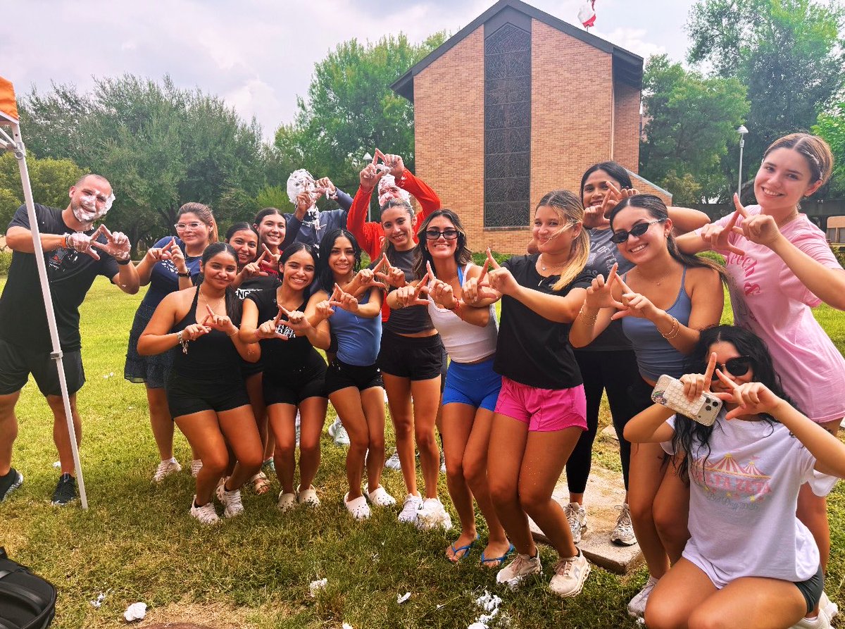chambershoops's tweet photo. Have a love/hate relationship with the sisters of @deltazetargv π€π‘π€¦π½ββοΈπ€£π @johnjones @MitchMarquis1 π₯§ π§
But we did donate for a great causeβ¦ AND they will be there October 5th @ 3PM for our Menβs Basketball Open Practice!
Have you Herd? #HerdHoops
#RallyTheValley // @utrgv @GoUTRGV @UTRGVmbb
