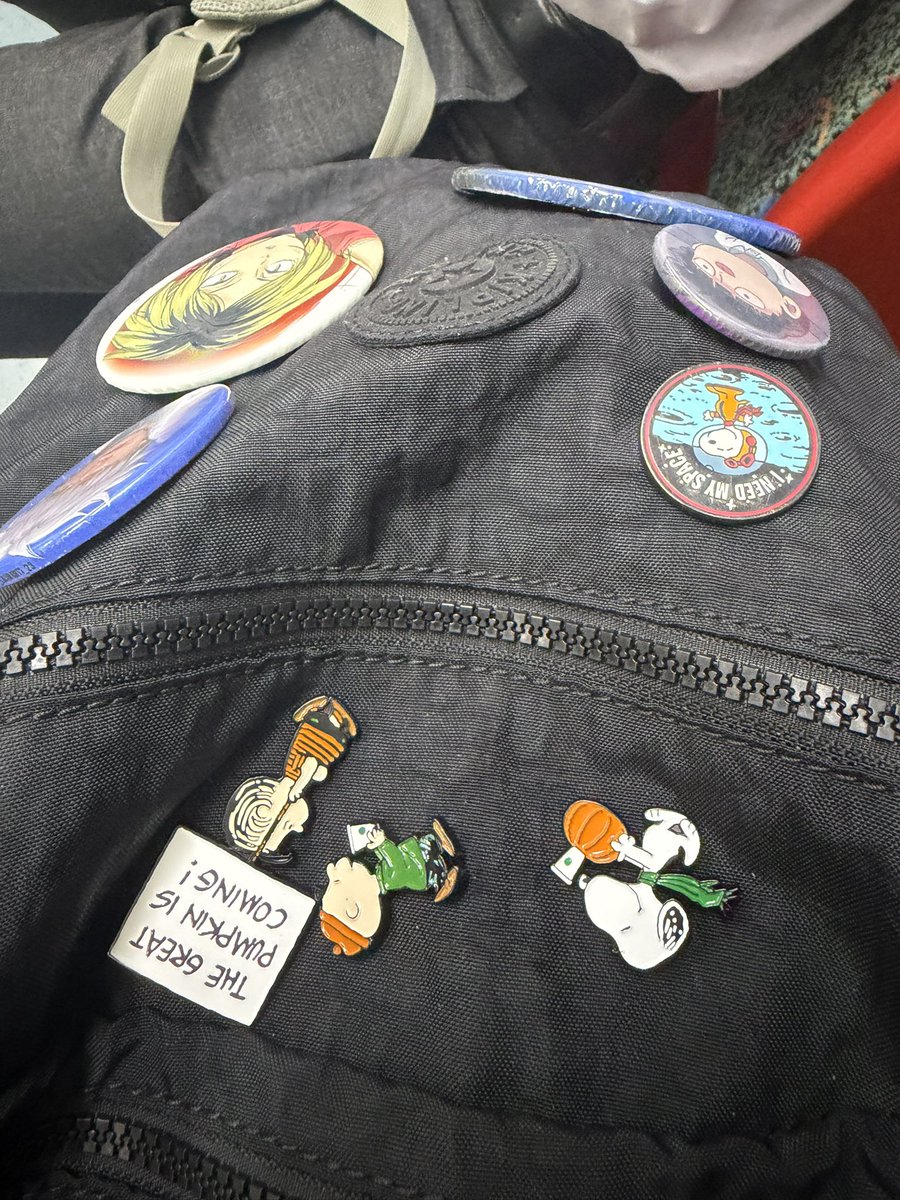 N1C0_PR1NCE's tweet photo. Amo meus pins da ma minha mochila https://t.co/KO1igYJj56