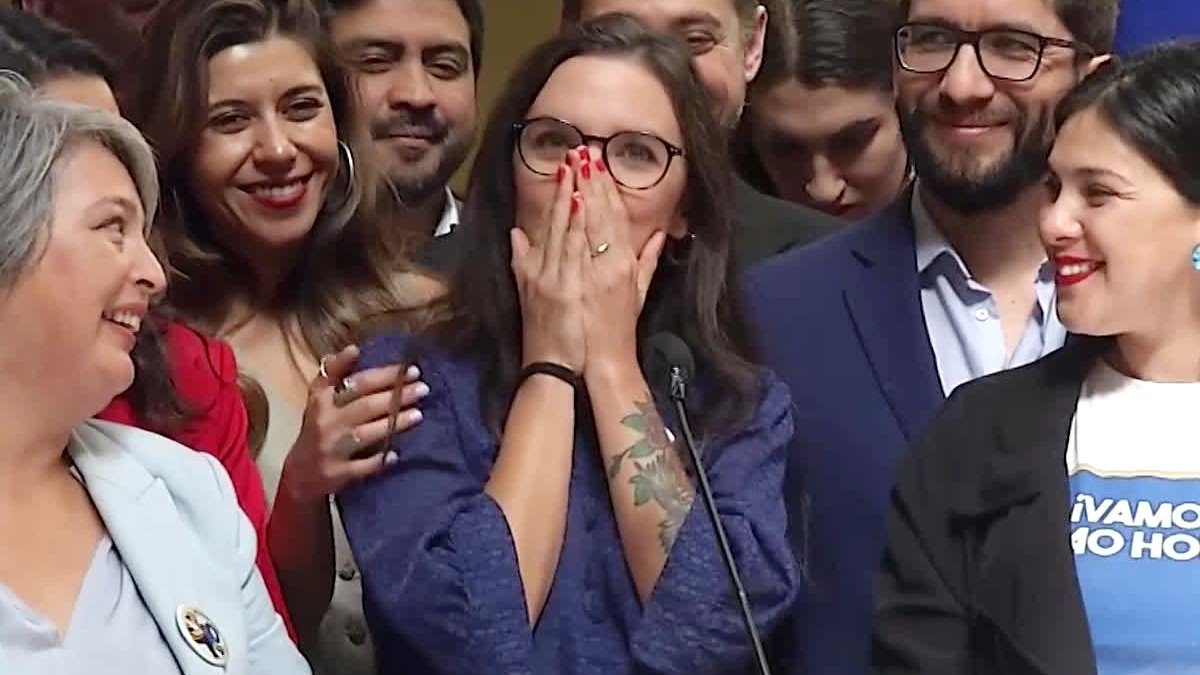 fachininja's tweet photo. -2024: Camila Vallejo se emociona tras la promulgación de la Ley #40Horas que disminuye la jornada laboral.

-2026: Banco Central atribuye a la reducción de la jornada laboral como factor principal del desempleo en Chile.

                                             FIN. https://t.co/EZ5UqXmNSz
