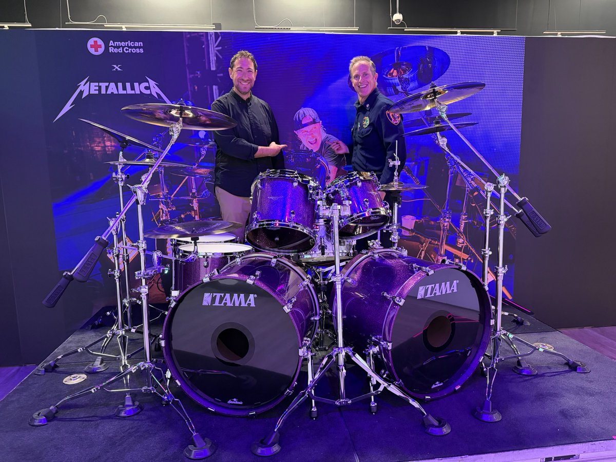 CommishNaft's tweet photo. Rocking for a great cause! I visited the @RedCross x @Metallica Blood Donation Experience at the Fashion Show Mall, in honor of Metallica's residency at the @SphereVegas. This limited-time experience gives fans the chance to give back while enjoying some Metallica memorabilia. https://t.co/ml8MvCUMDS
