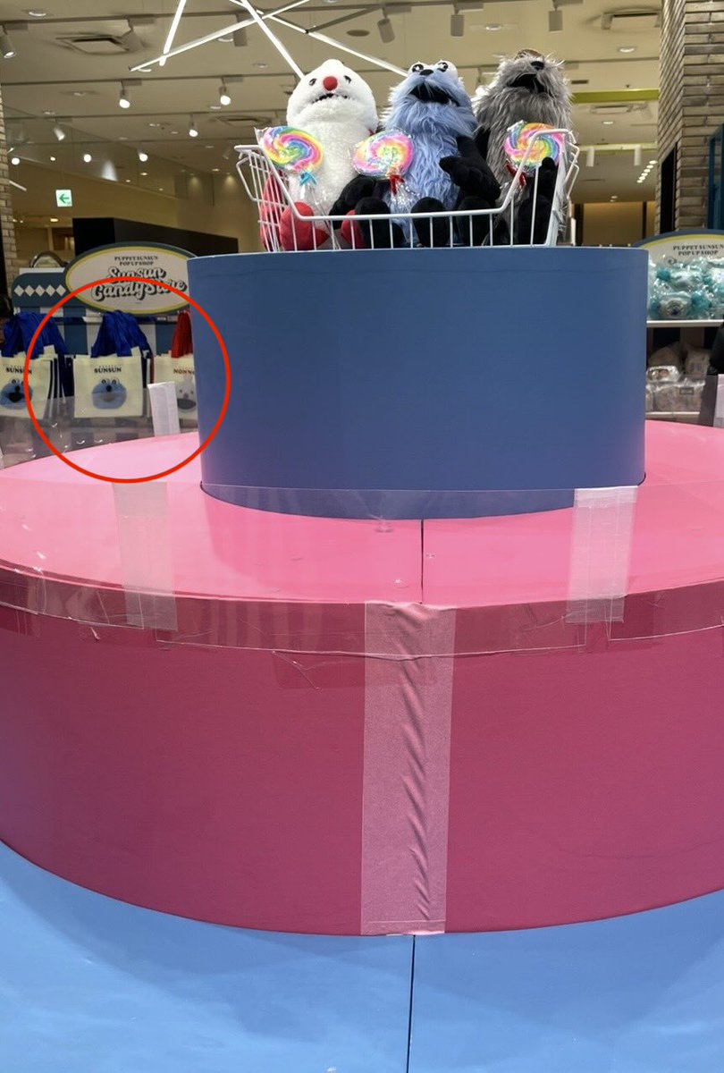 _sunonzon_'s tweet photo. 前回のスンスンポップアップCandy Storeで不織布ショッピングバッグ買わなかったの死ぬほど後悔してる😭😭😭
某フリマサイトにお世話になるべきか………

←画像はぬい系が完売状態だった時の大阪Candy Store😂 https://t.co/NMMCP1NZW7