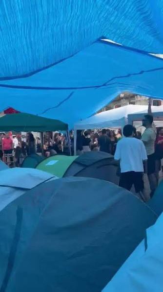 juralde's tweet photo. Se habla poco del rápido, eficaz y barato despliegue de toldos que ha hecho la acampada de Sol, dejando en evidencia la millonada  que se gastó el Ayuntamiento de Madrid en unos toldos completamente inútiles. Una vez más, SiSePuede 🙂 https://t.co/HlV3qKPc4u