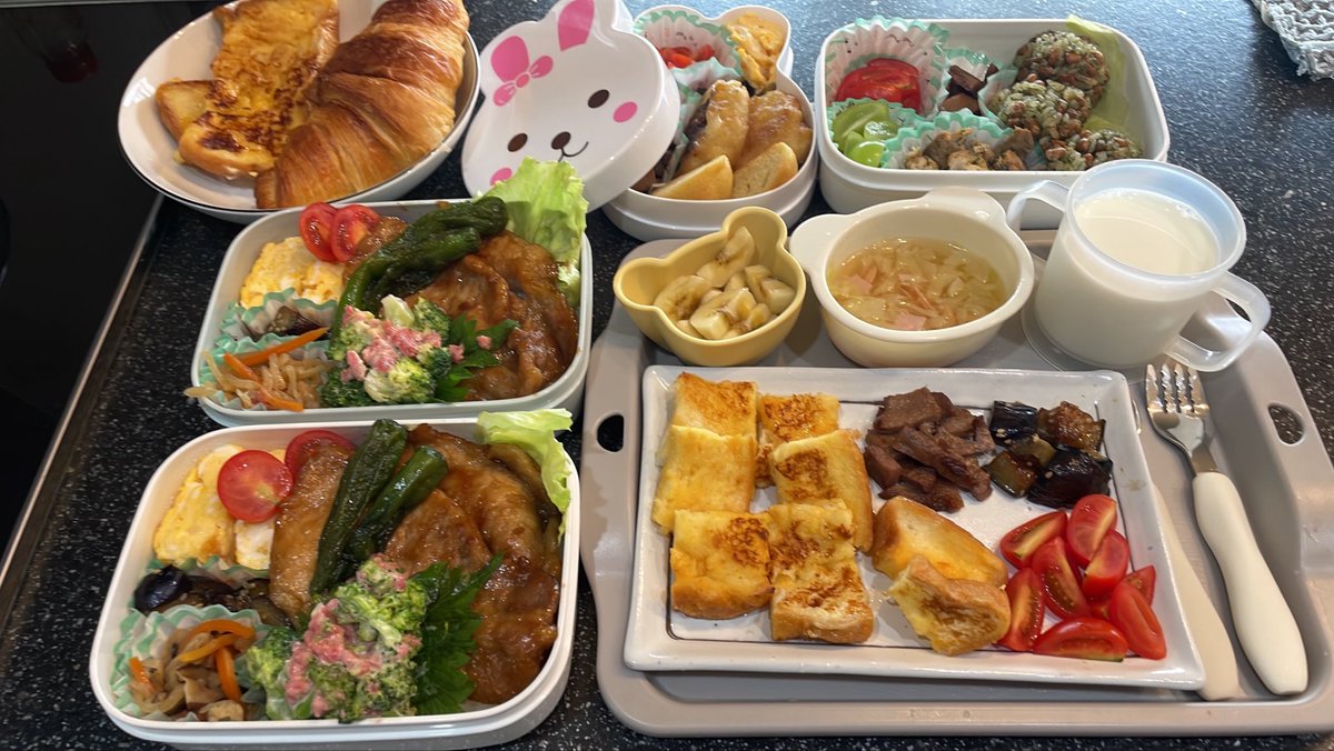 otbkblack's tweet photo. 今日の夫が作る妻と子どもの朝ごはん＆私と妻のしょうが焼き弁当＆子どもの昼と��の幼児食お弁当〜。
#お弁当　#お弁当日記　#お弁当記録　#育児　#幼児食　#男メシ https://t.co/6ssi1Uw0LP
