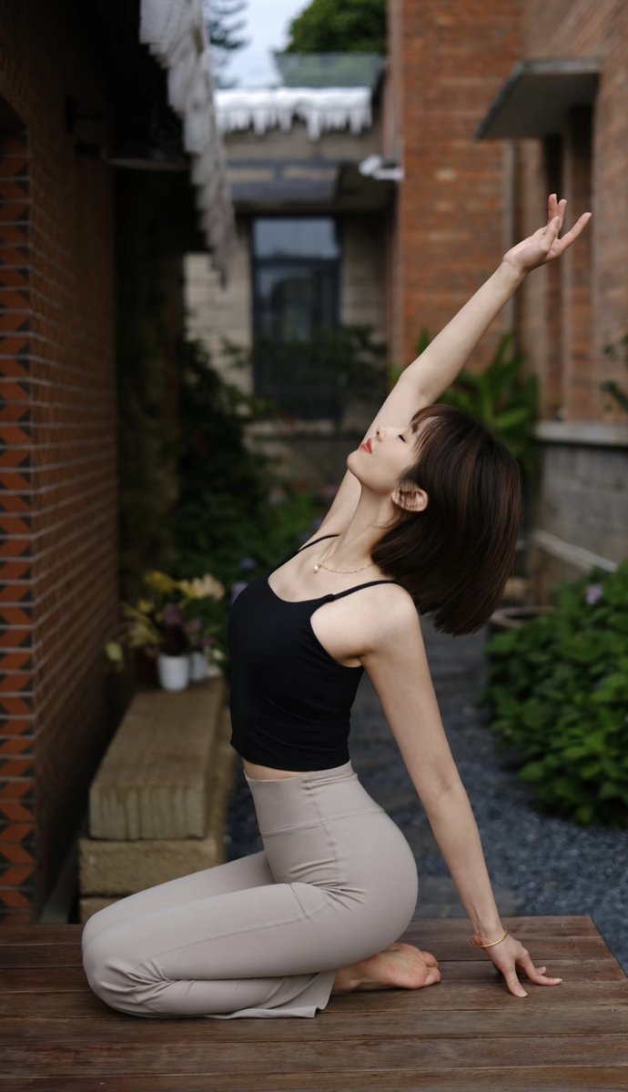 pWOjhgudP2YRpJo's tweet photo. Loving the vibe of practicing yoga while feeling that "练燃菊" energy—every move hits different! https://t.co/FebgC6smre