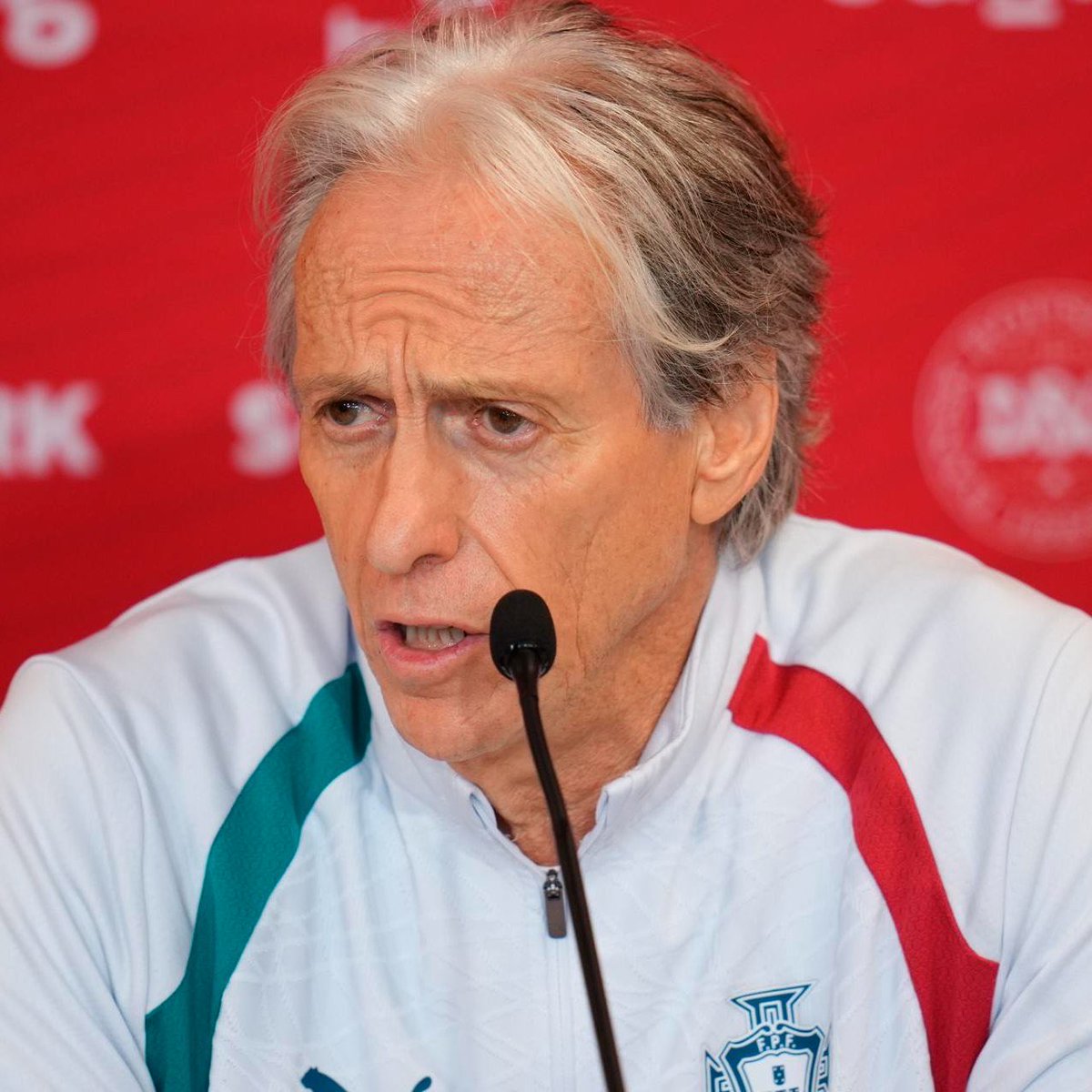 MadridSports_'s tweet photo. 🇵🇹💥 Esto que cuenta @marca es DEMOLEDOR:

Jorge Jesus y Pedro Proença, presidente de la Federación Portuguesa, corrieron al AEROPUERTO de Copenhague tras CRISTIANO RONALDO para SUPLICARLE que no se marchara

El capitán NO les quiso ESCUCHAR más y les dejó PLANTADOS ❌ https://t.co/ANPCPQfVSs