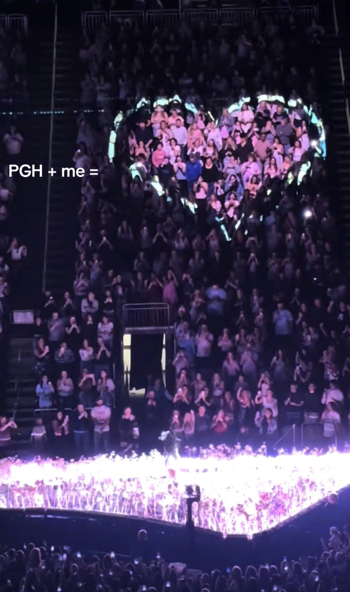 UnraveledTours's tweet photo. During “u + me = <3,” lights shine a giant heart shape above the crowd ! 💓 https://t.co/9uHbFrjiwK