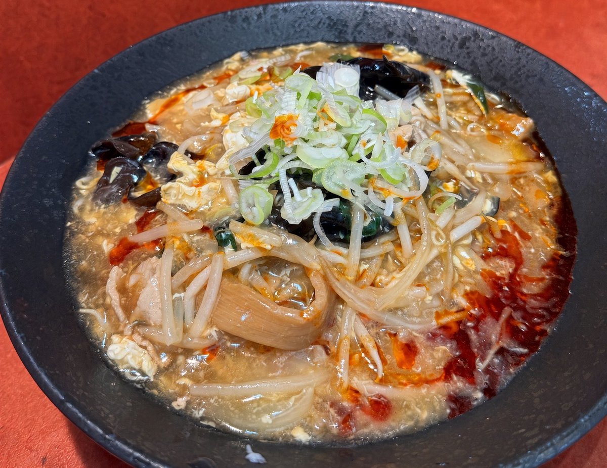 yanagiya35's tweet photo. 10月1日（木）　おはようございます☀️

そして本日から月替わり
「あんかけスーラータンメン」スタートします！
ふわふわ卵をたっぷり入れた、
熱々トロトロのあんかけスープ！
黒酢のキリッとした酸味に、
辛味ラー油をバシッと効かせました。

酸っぱい！辛い！うまい！
最後まで熱々で楽しめる一杯です。

10月限定！
ぜひ食べに来てください！

11時〜15時OPENです！