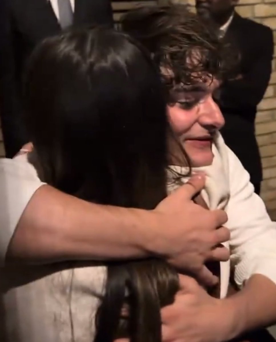 miils_peach's tweet photo. his embrace can heal anyone 😭🫂 https://t.co/8OWoQcYzQj