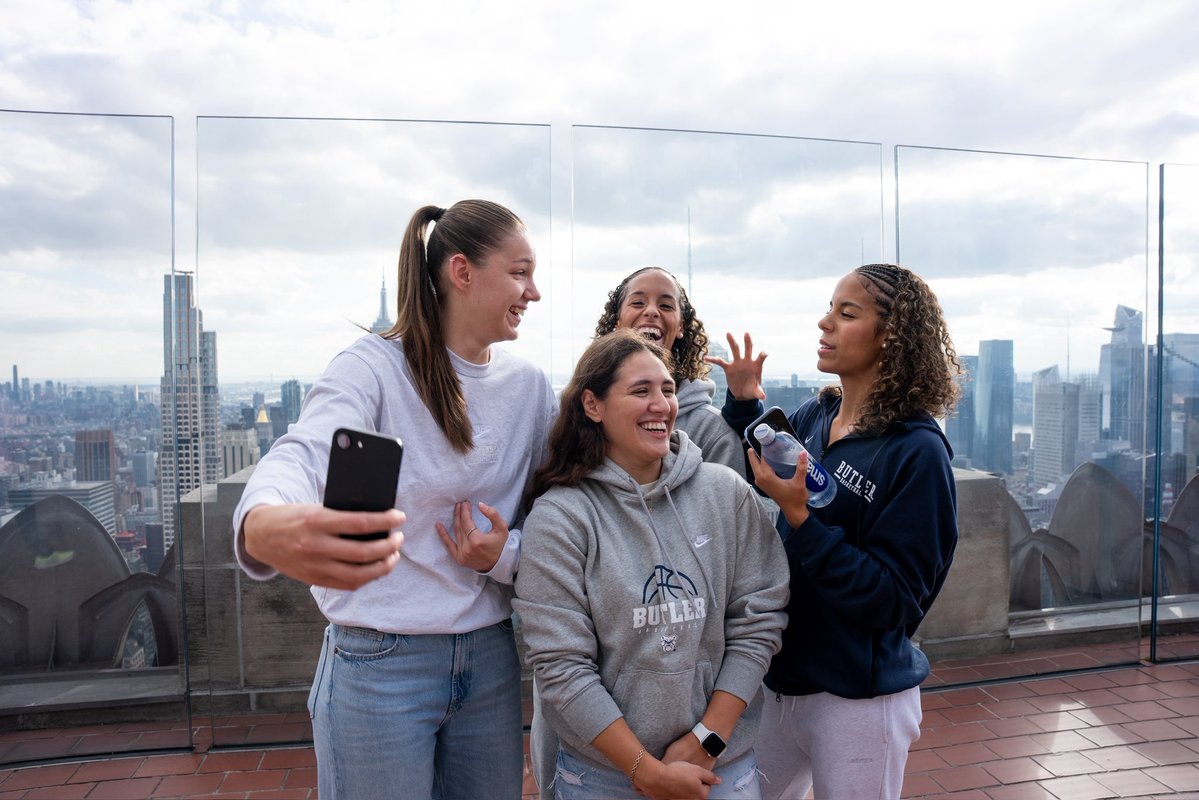 ButlerUWBB's tweet photo. New York with the Dawgs 🗽 https://t.co/MZ1K0lF2ws