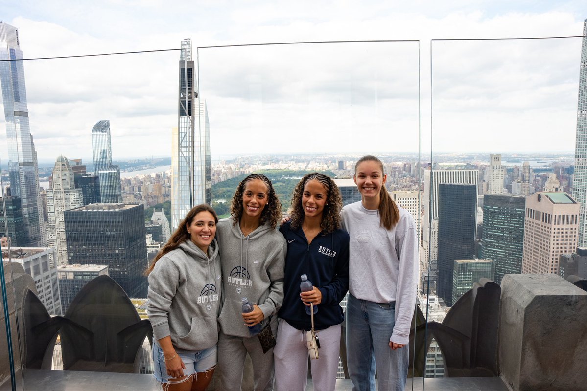 ButlerUWBB's tweet photo. New York with the Dawgs 🗽 https://t.co/MZ1K0lF2ws